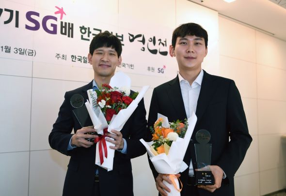 명인전 첫 우승 박정환, 우승 트로피 받아